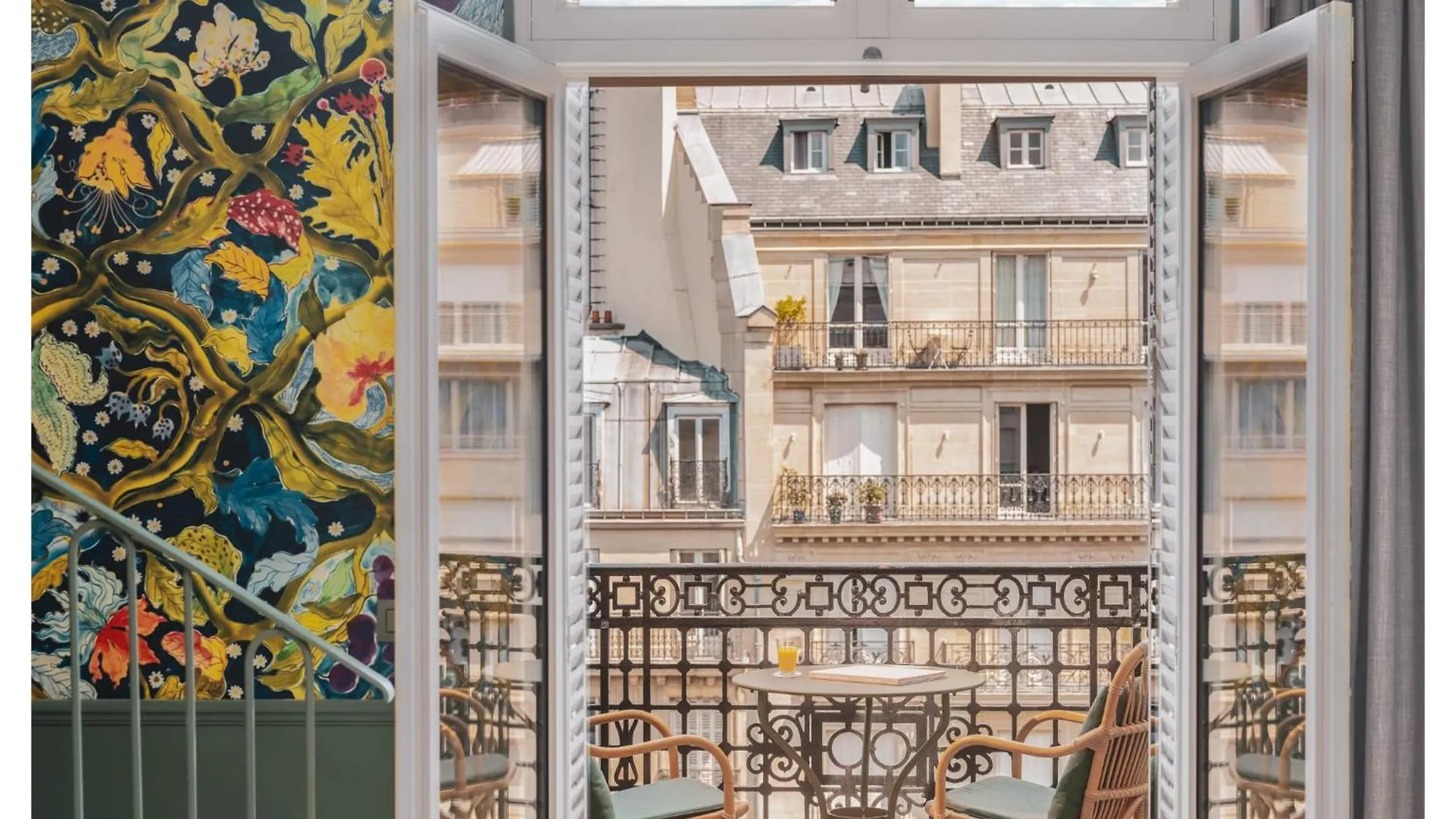 ****  Miss Fuller Hotel Paris France
