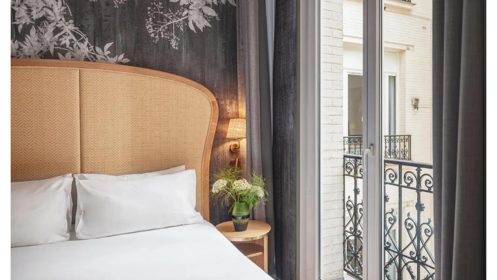 ****  Miss Fuller Hotel Paris France